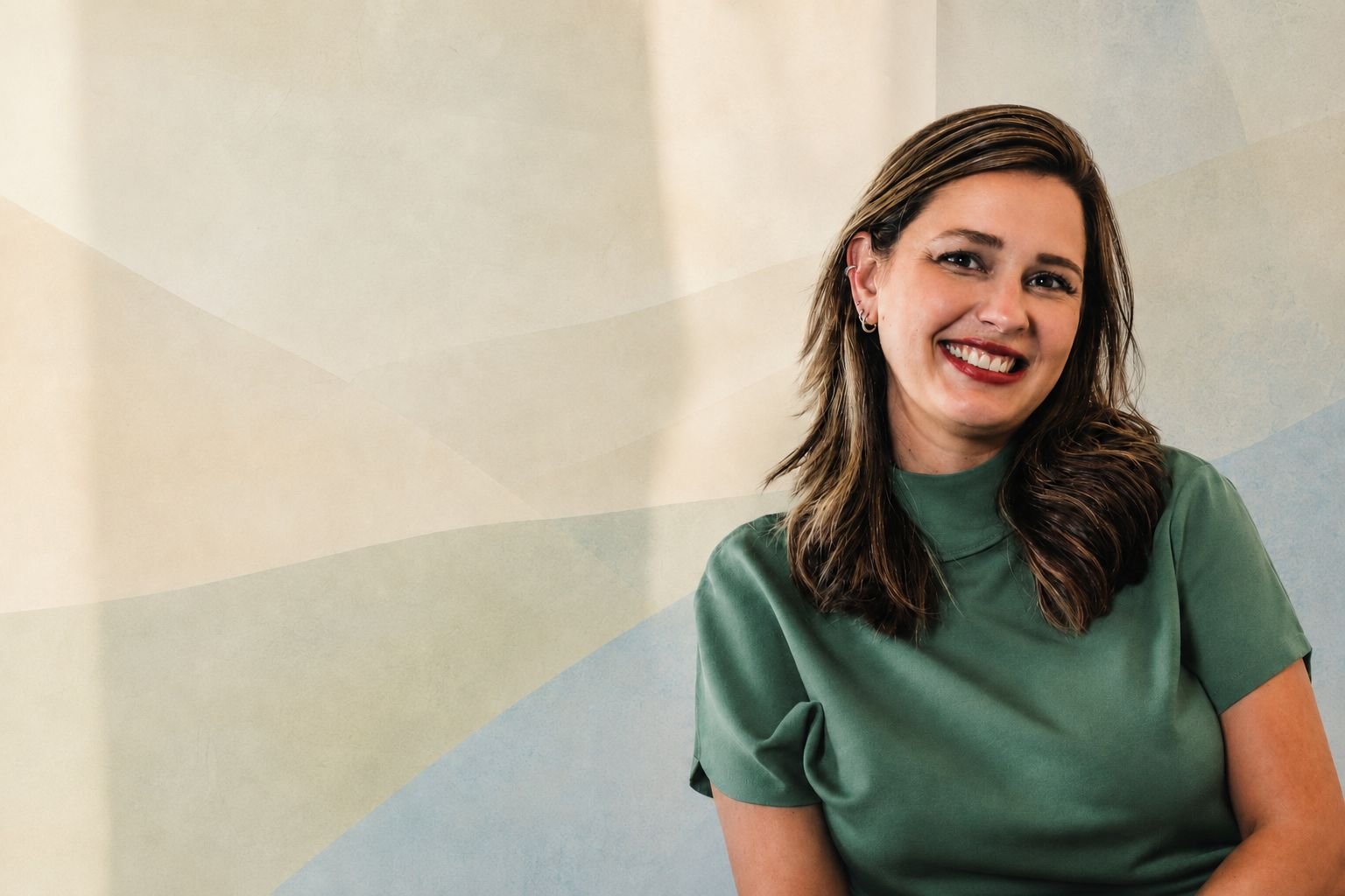 Retrato de Vera Mizrahi em composição editorial com luz filtrada e camadas suaves.